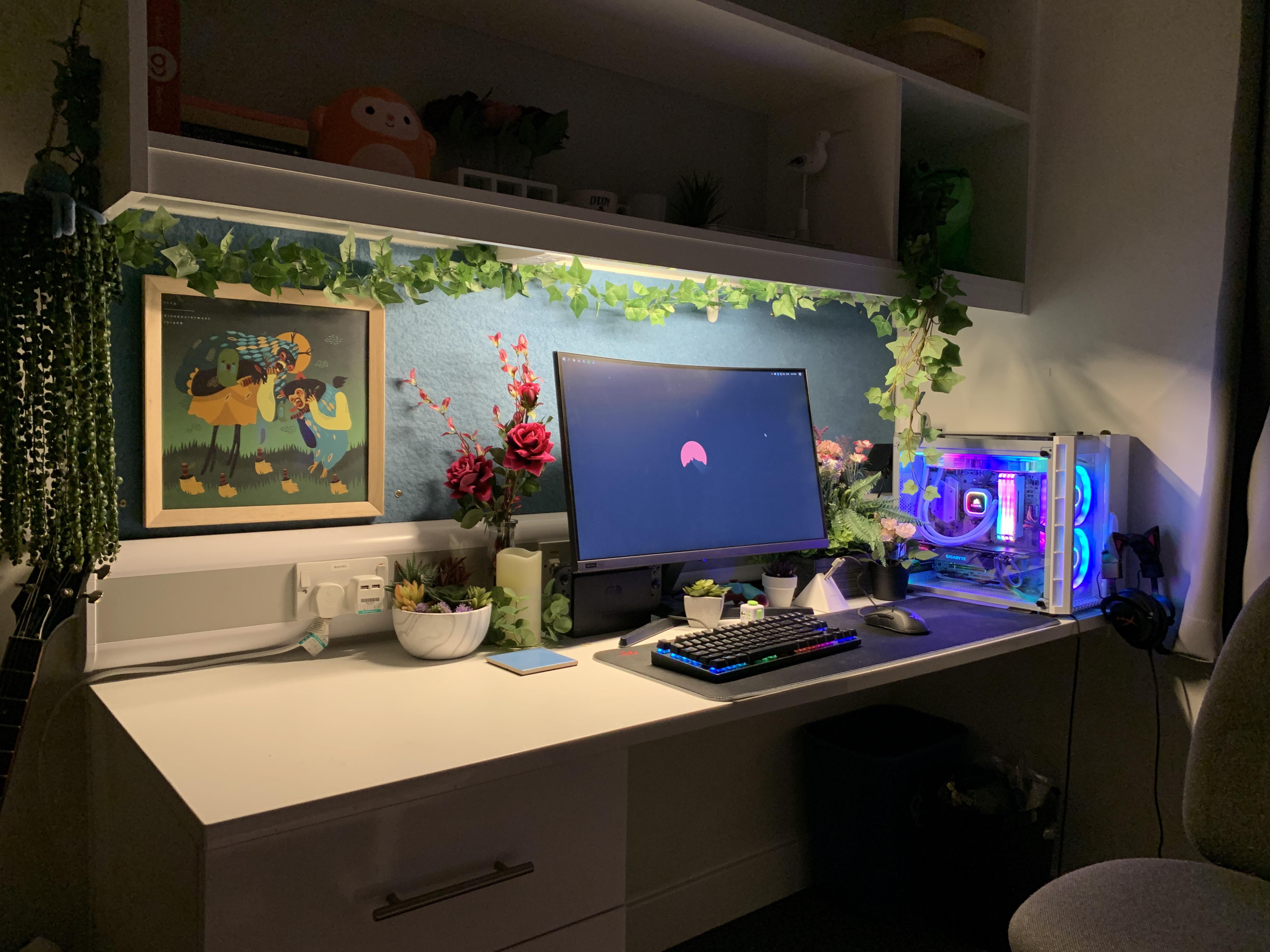 Reddit :: I was told to post here from r/averagebattlestations, this is my student accommodation setup and the best I think I can do with the space